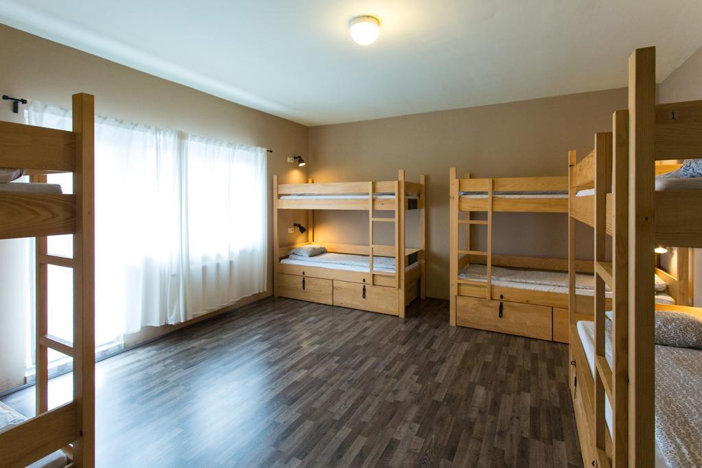 Falling Lakes Hostel Кореница Экстерьер фото