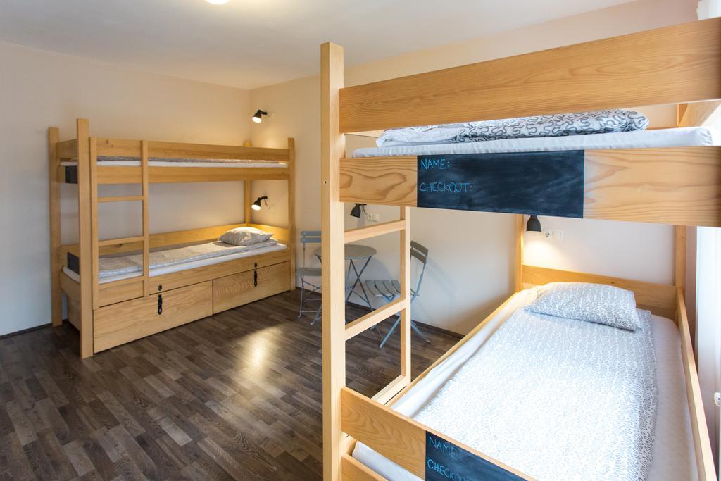 Falling Lakes Hostel Кореница Экстерьер фото